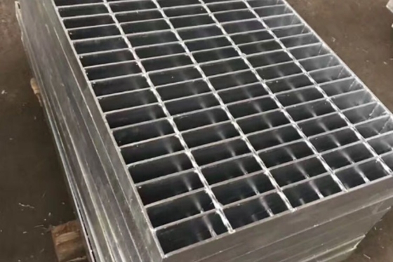 Q235 Q345 S275 Metal Walkway Grating With 30*100 Pitch Customized