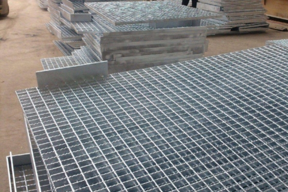 Q235 Q345 S275 Metal Walkway Grating With 30*100 Pitch Customized