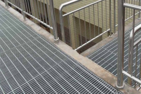 Customized Serrated Steel Grating Hot Dipped Galvanized Metal Bar Grating